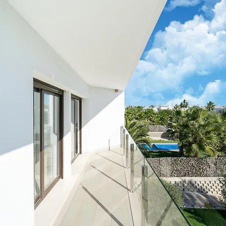 Elegant With Pool *